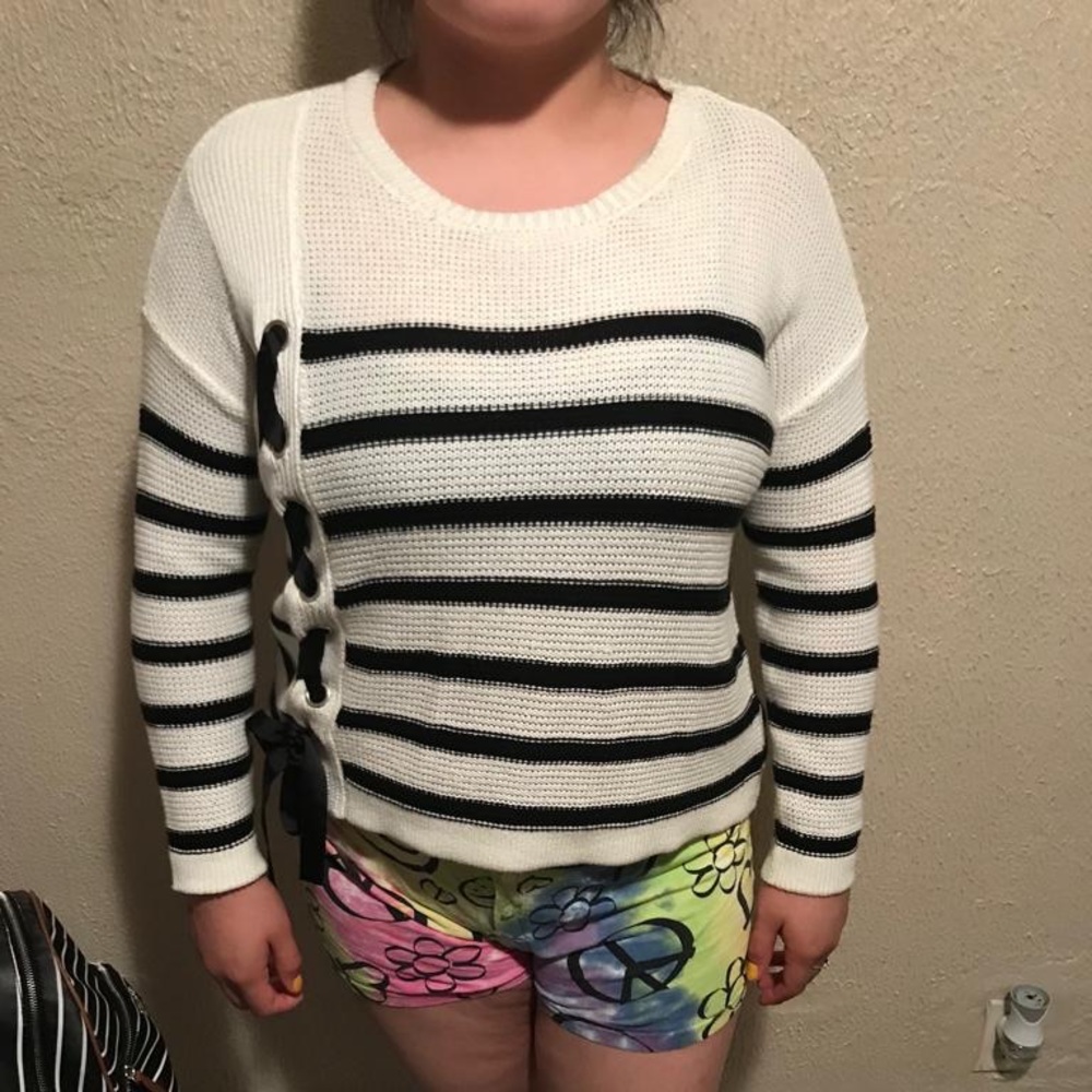 Cropped stripped sweater with ribbon